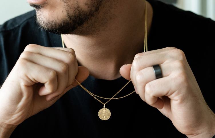 Oliver Cabell Hommes collier pendentif ange de miséricorde 4D0P237 accessoires or